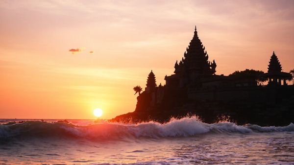 Découverte envoûtante de Tanah Lot à la tombée de la nuit
