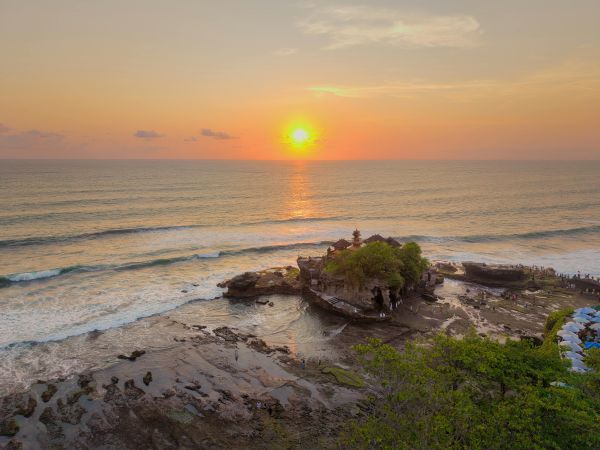 Le charme mystique de tanah lot au crépuscule balinais